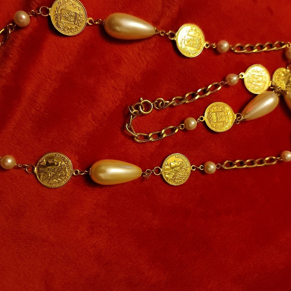 Gold and faux pearl necklace